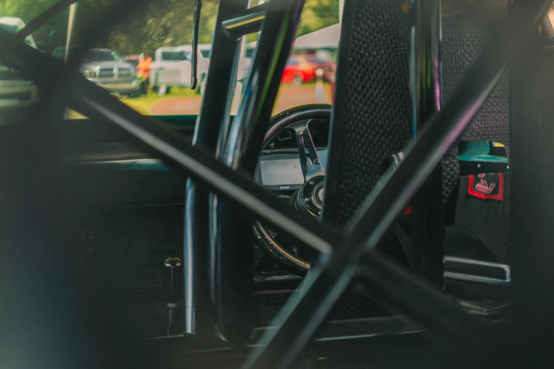 Interior con jaula de seguridad de automóvil preparado para carreras