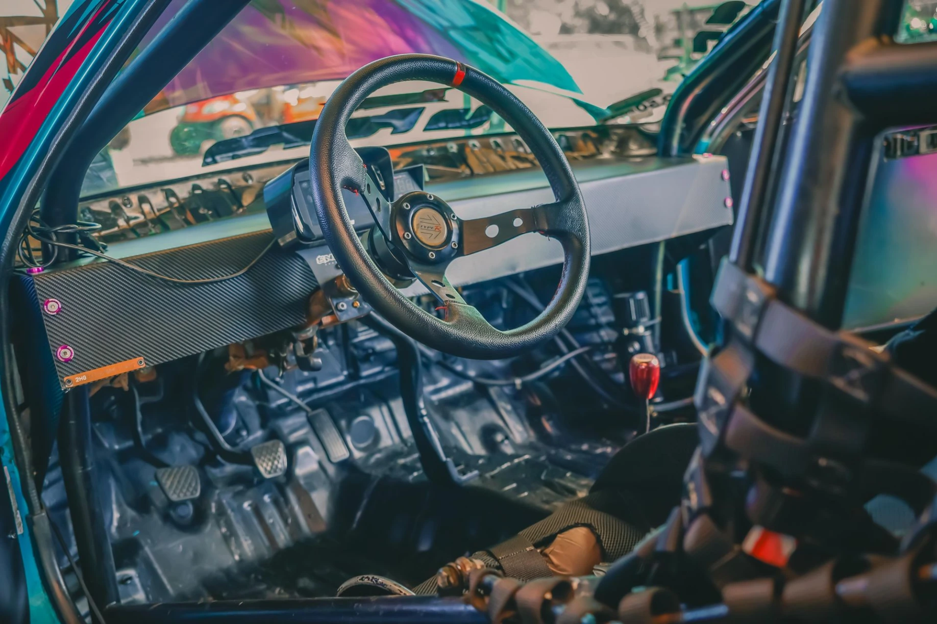 Volante e interior de automóvil modificado para competencias
