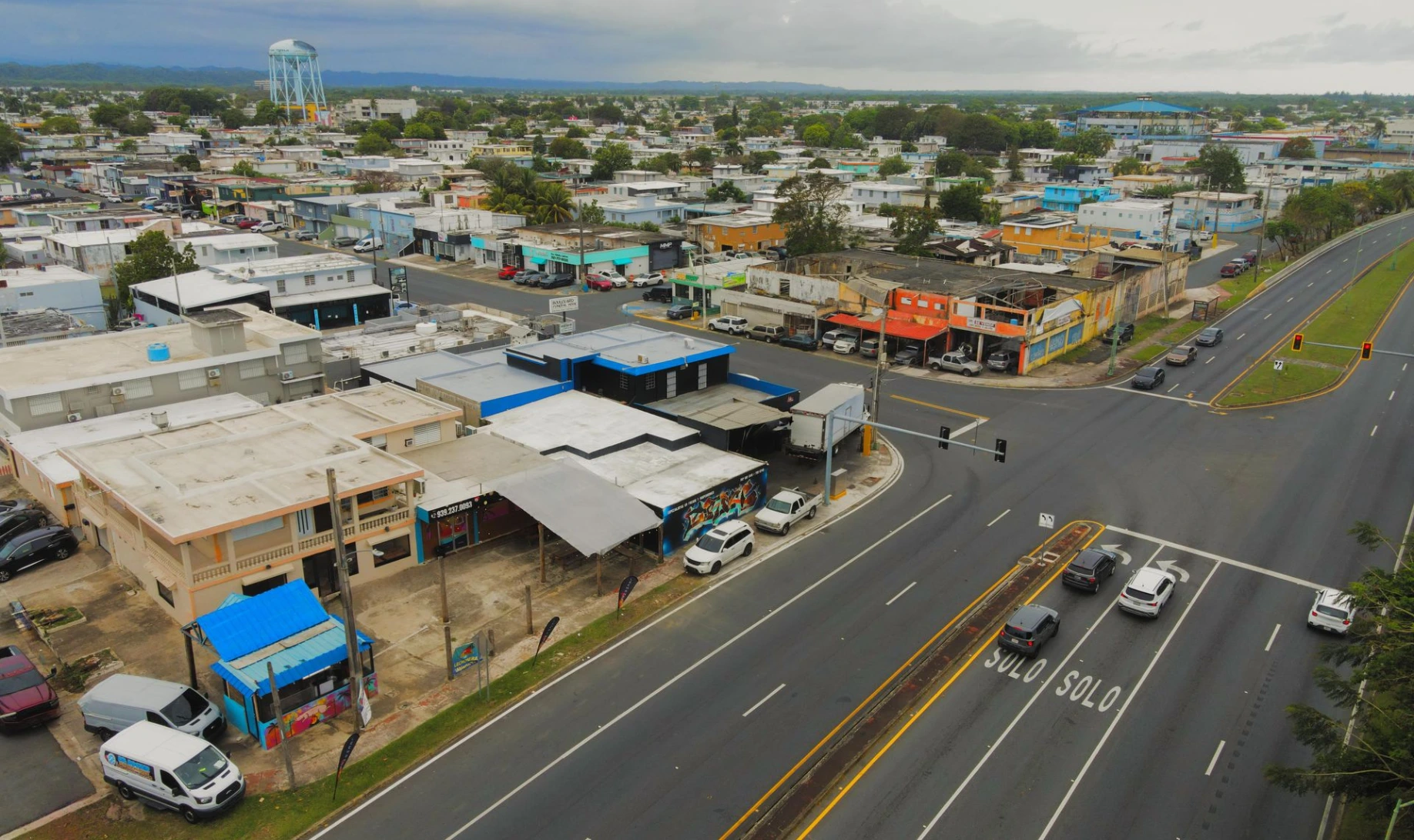 Vista aérea con dron de negocio e intersección en Puerto Rico