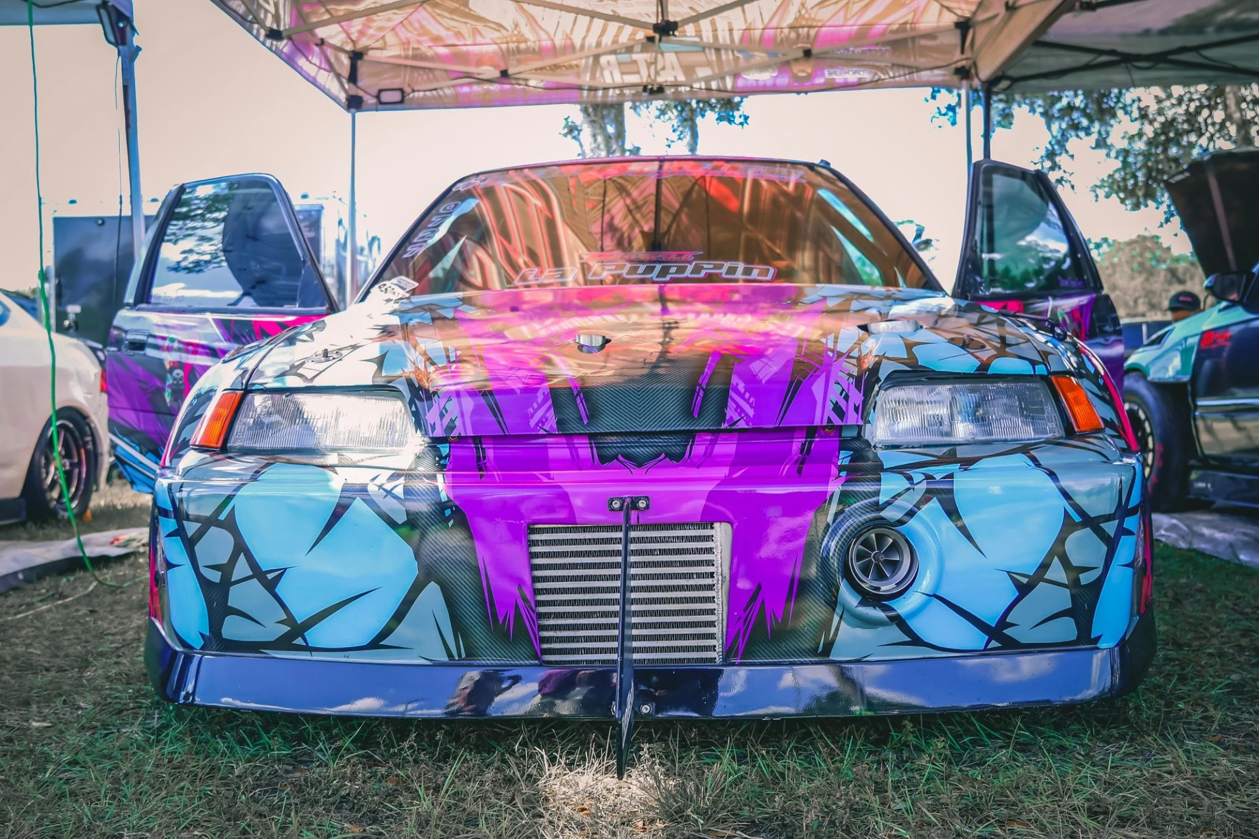 Frente de automóvil modificado con diseño colorido para carreras